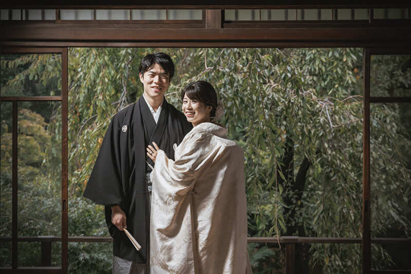 2階の窓際で自然光を活かして