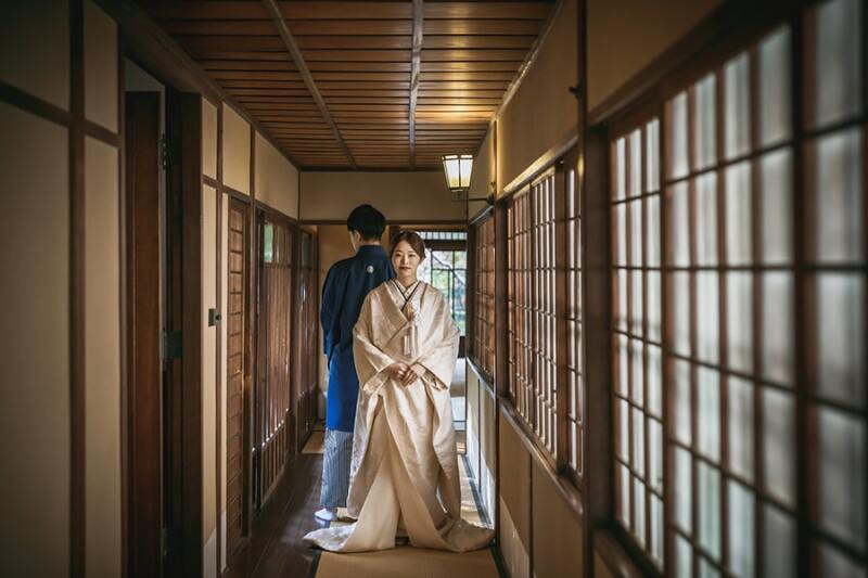 廊下で奥行き感のあるショットも