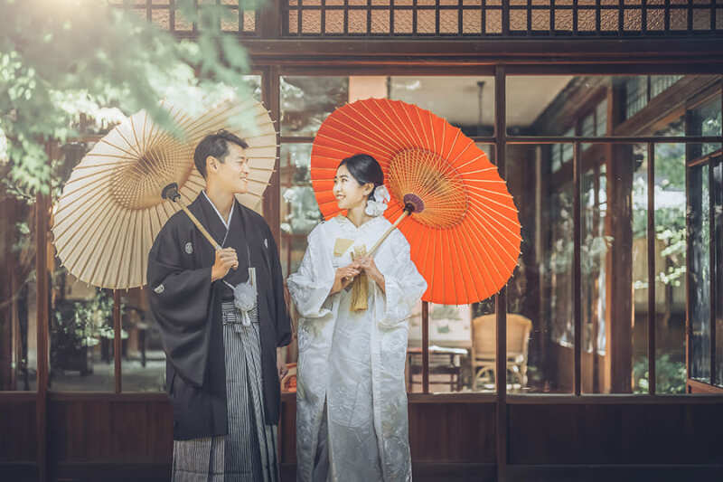 お庭で番傘を使って