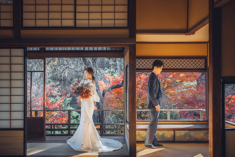 2階の窓際で自然光を活かして