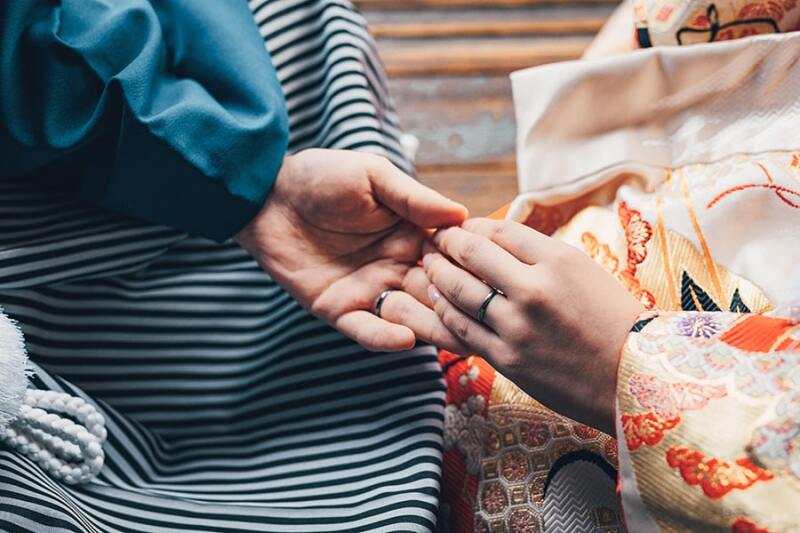 おふたりの手元と指輪を