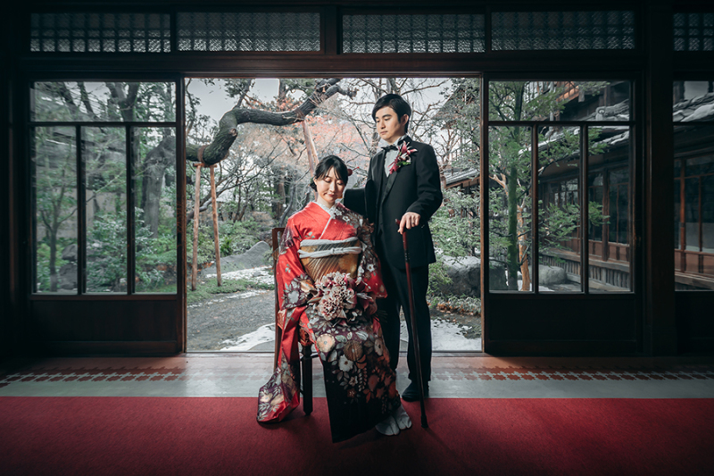 窓際で自然光を活かして