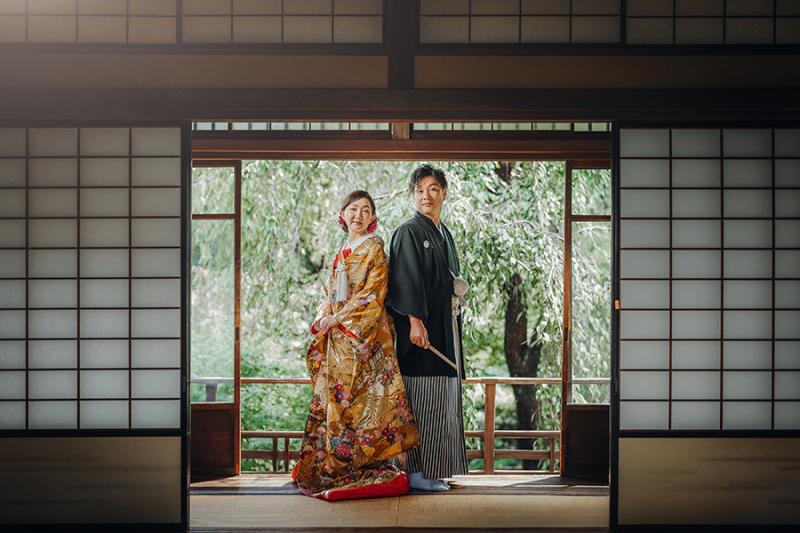 2階の窓際で自然光を活かして