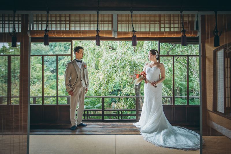 2階の窓際で自然光を活かして