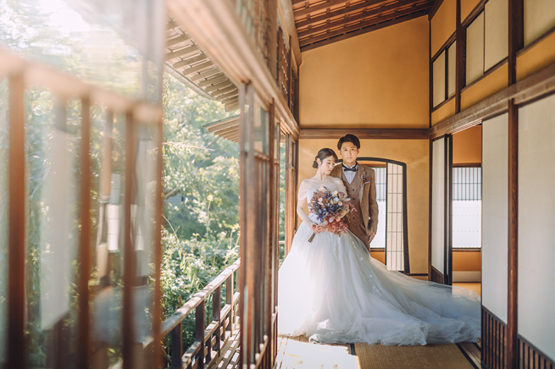 2階の窓際で自然光を活かして