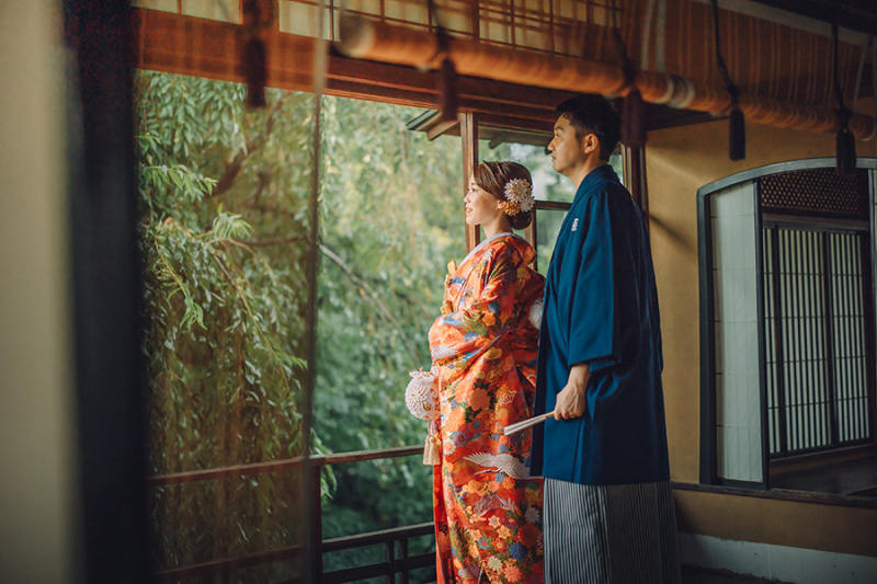 2階の窓際で自然光を活かして