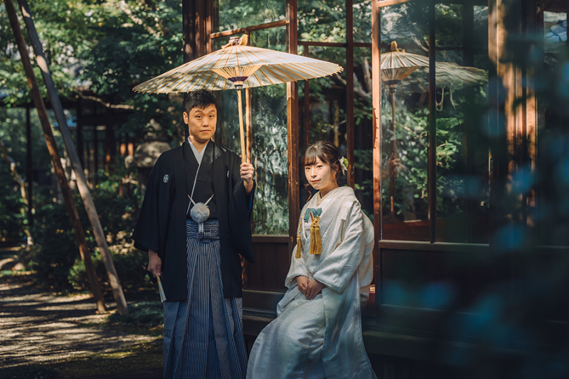 お庭で番傘を使って