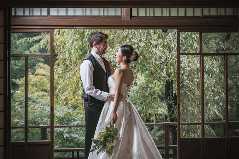 2階の窓際で自然光を活かして