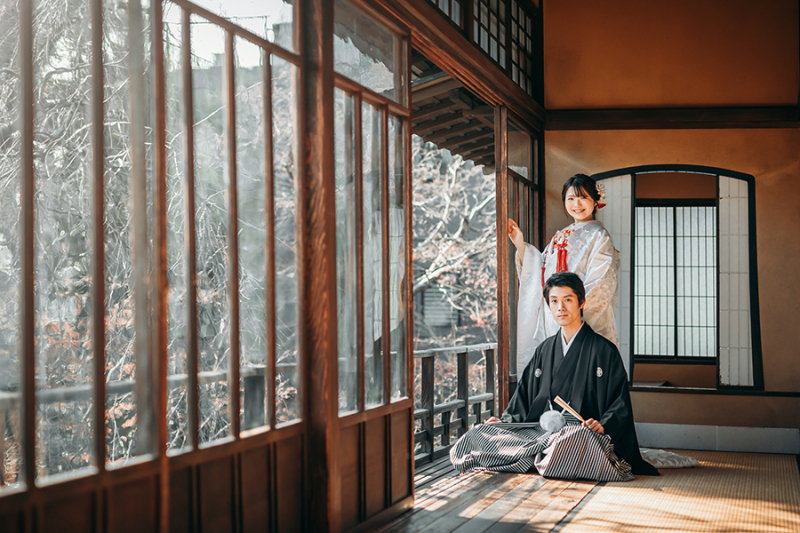 2階の窓際で自然光を活かして