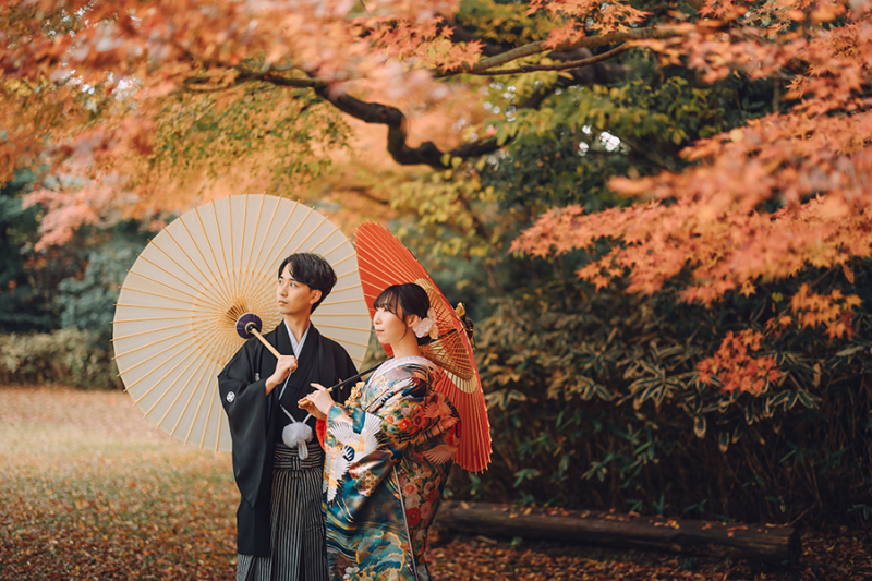 お庭で番傘を使って