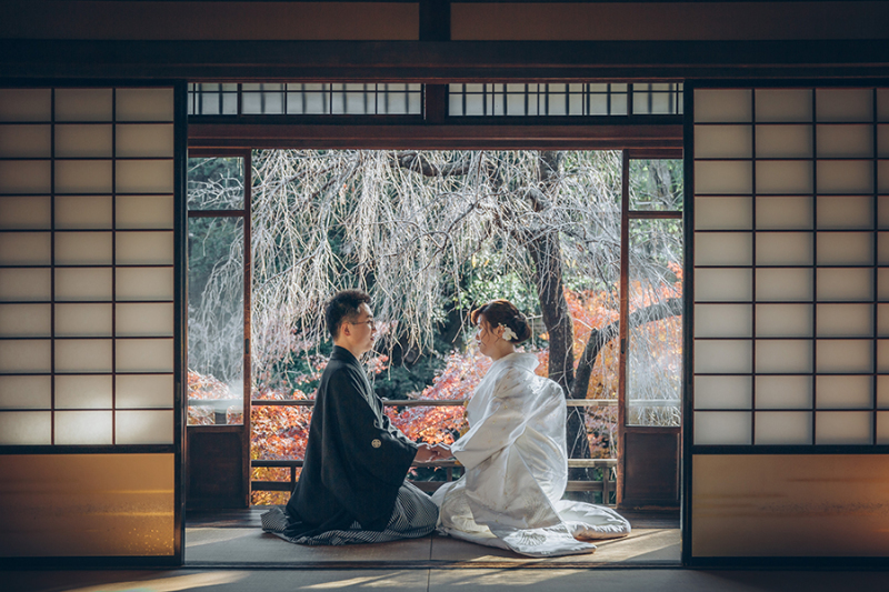 2階の窓際で自然光を活かして