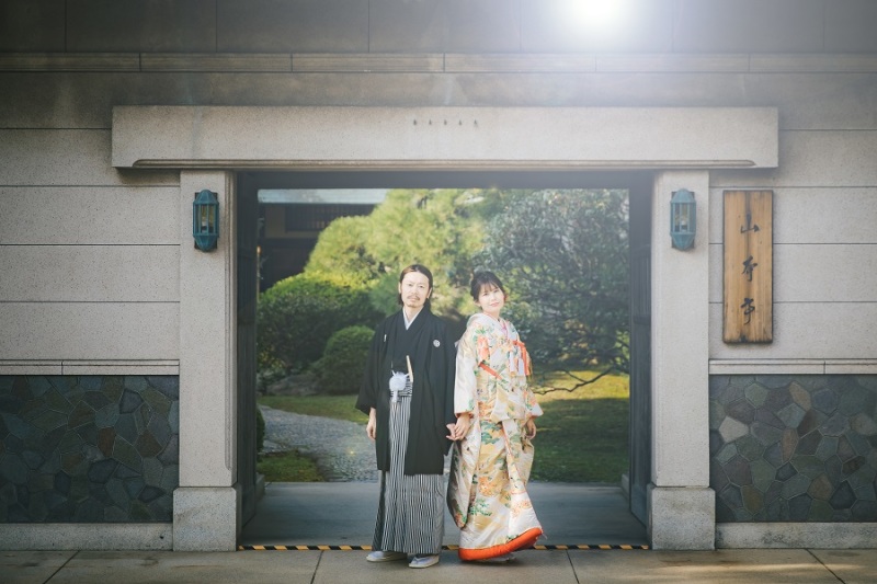 レトロを感じさせる建物の前で