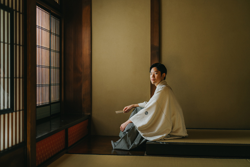 窓際で自然光を活かして