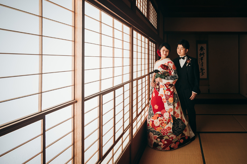 窓際で自然光を活かして