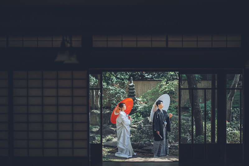 お庭で番傘を使って