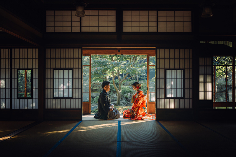 窓際で自然光を活かして