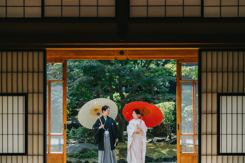 お庭で番傘を使って