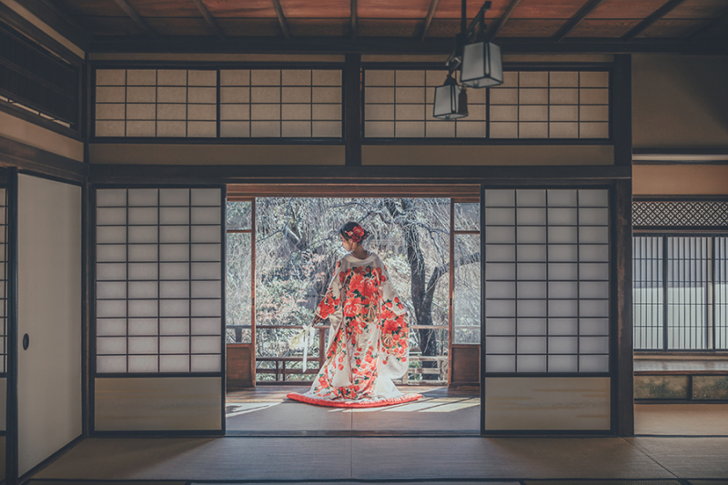 窓際で自然光を活かして