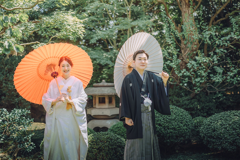 お庭で番傘を使って