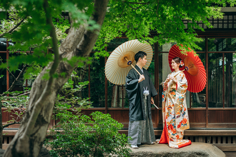 お庭で番傘を使って