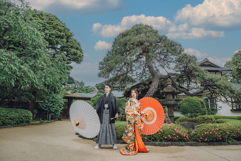 お庭で番傘を使って