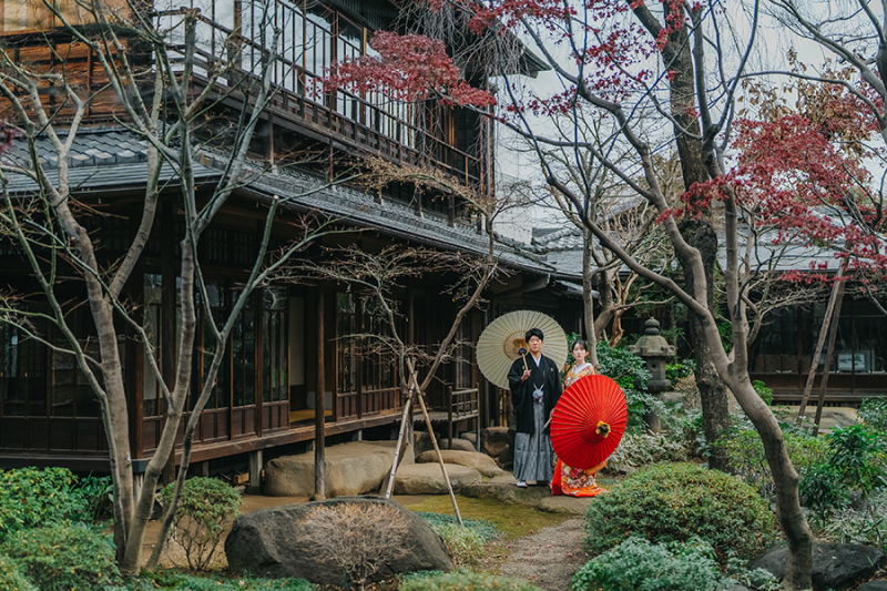 お庭で番傘を使って