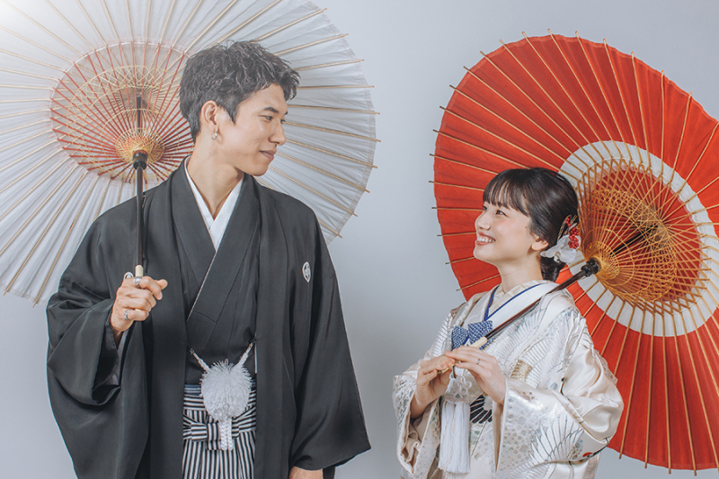 お庭で番傘を使って