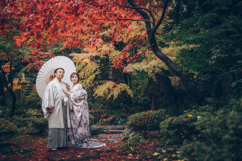 お庭で番傘を使って