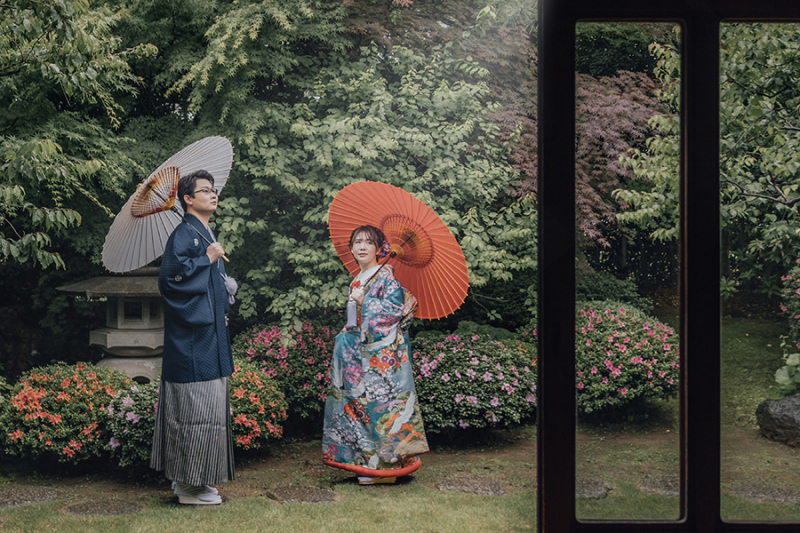 お庭で番傘を使って