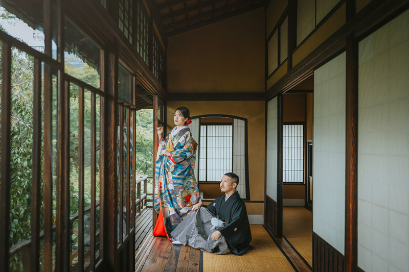 2階の窓際で自然光を活かして