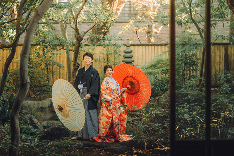 お庭で番傘を使って