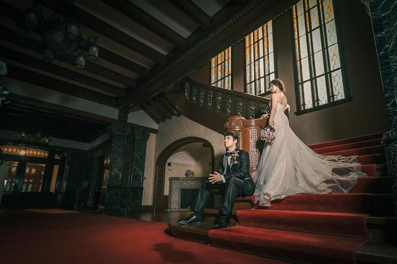 赤い絨毯が印象的な階段ショット