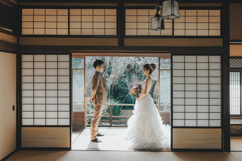 2階の窓際で自然光を活かして