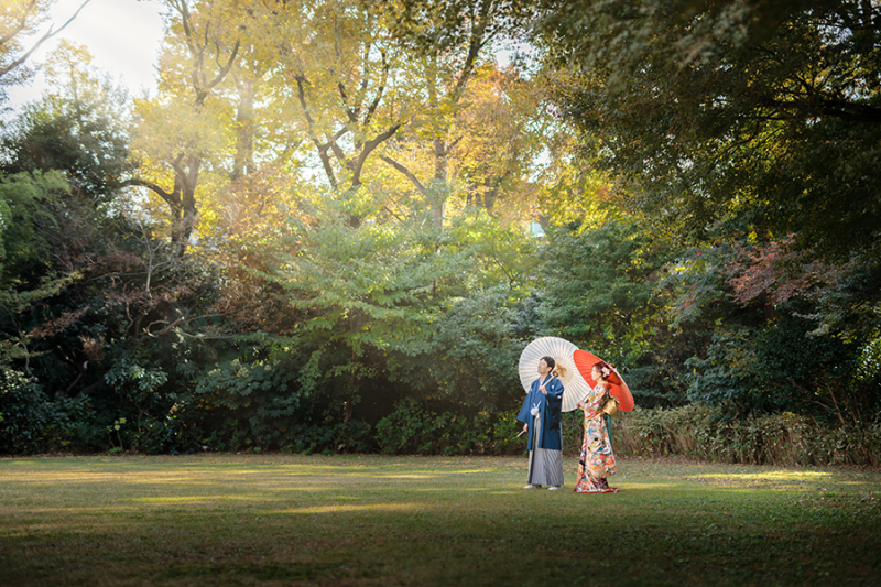 お庭で番傘を使って