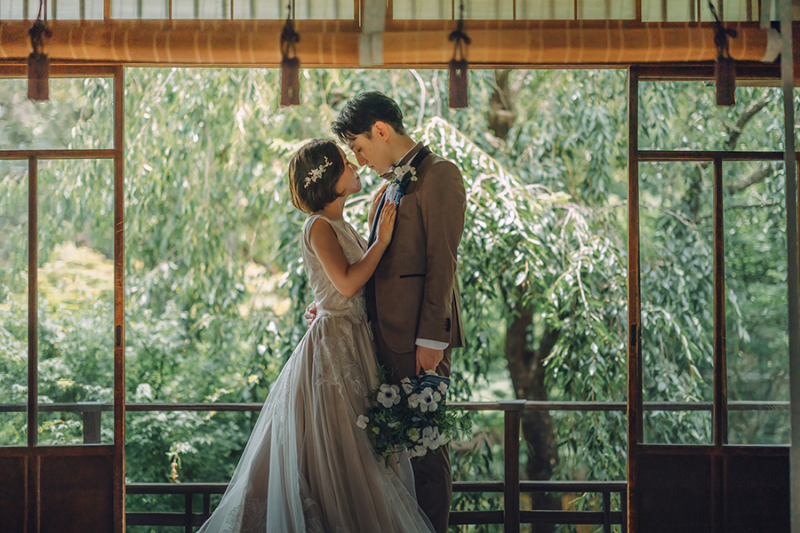 2階の窓際で自然光を活かして