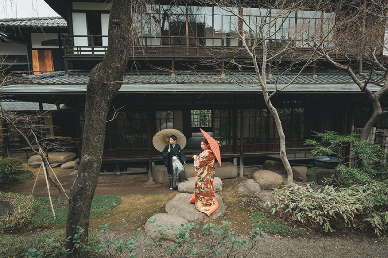 お庭で番傘を使って