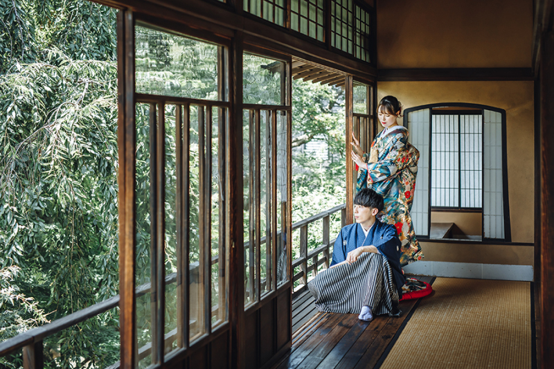 2階の窓際で自然光を活かして