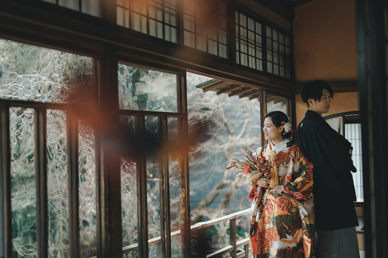 2階の窓際で自然光を活かして