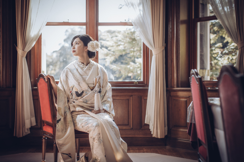 椅子に座る姿もロマンチックに