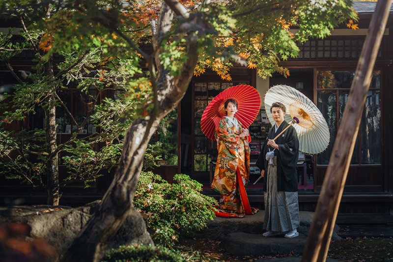 お庭で番傘を使って