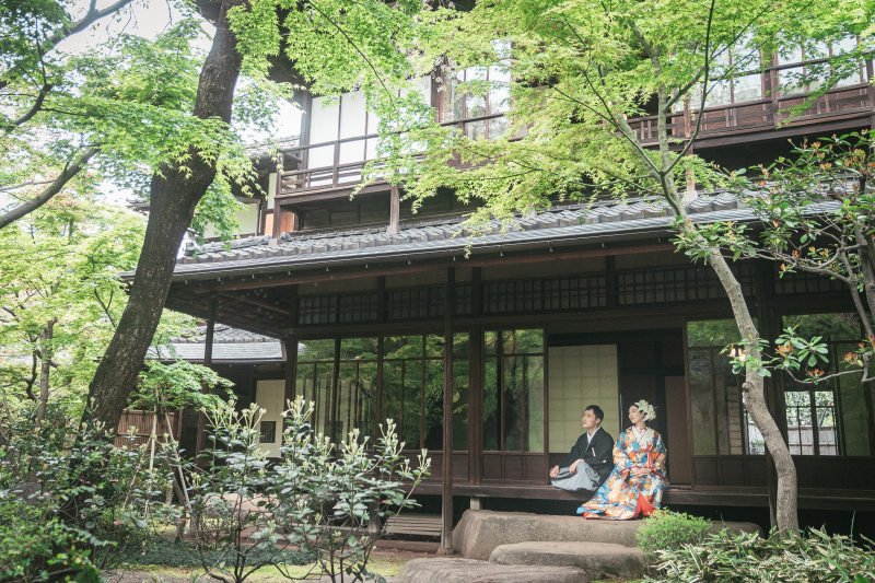 13:35 縁側に腰掛ける姿も