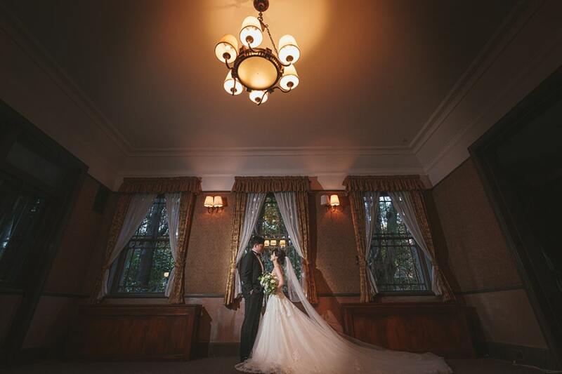 照明が美しいお部屋で