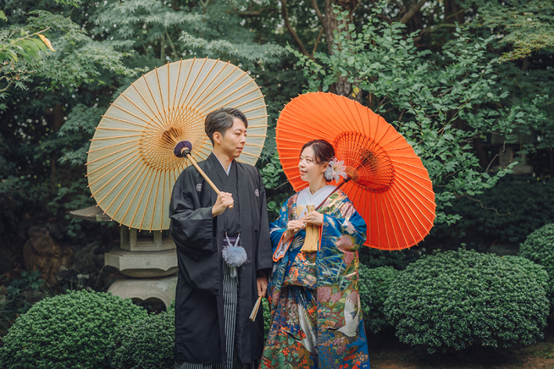 お庭で番傘を使って