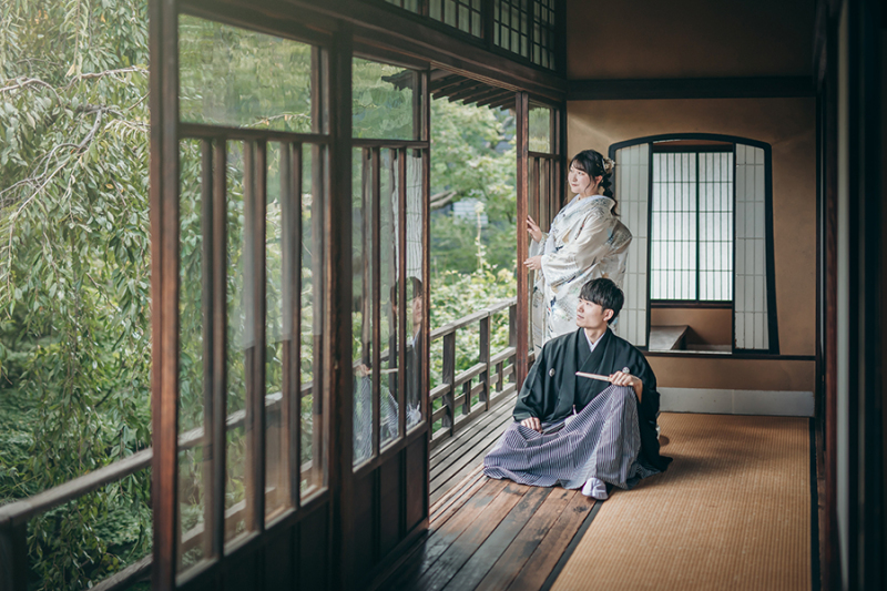 2階の窓際で自然光を活かして