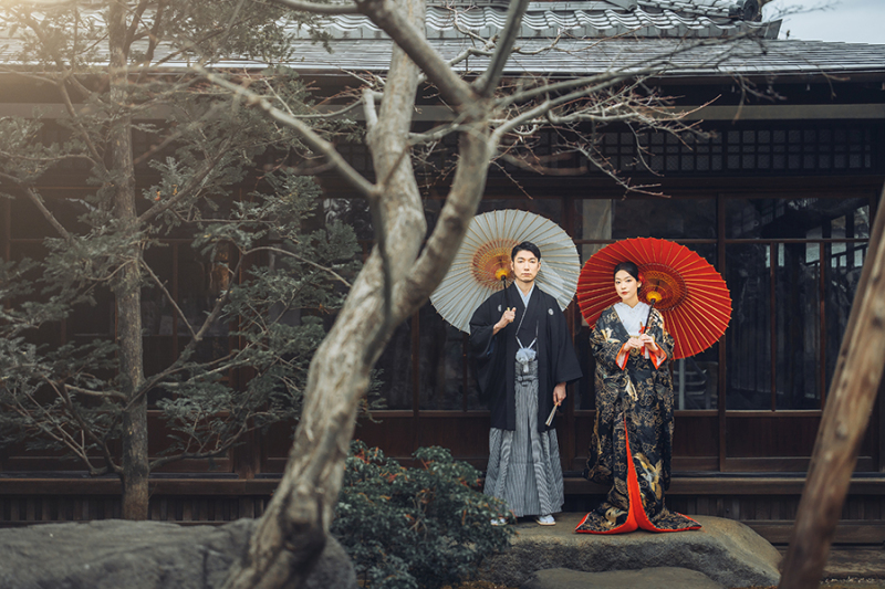 お庭で番傘を使って