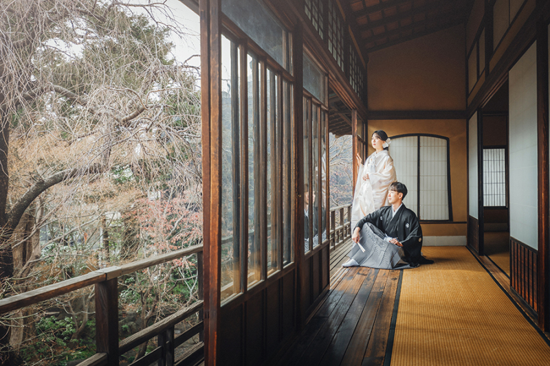 2階の窓際で自然光を活かして