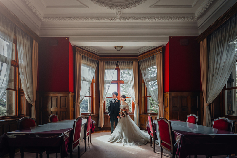 窓際で自然光を活かして