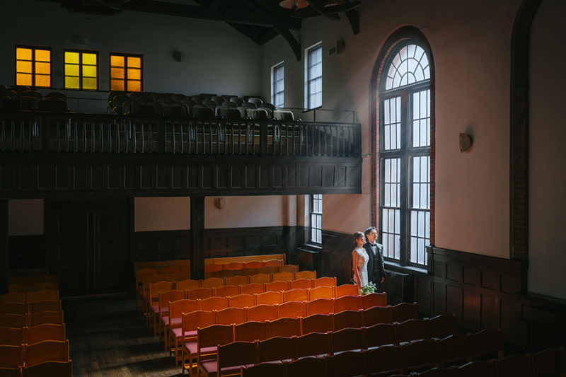 窓際で自然光を活かして