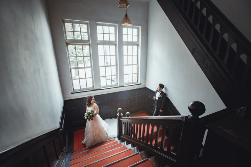 赤い絨毯の階段が印象的