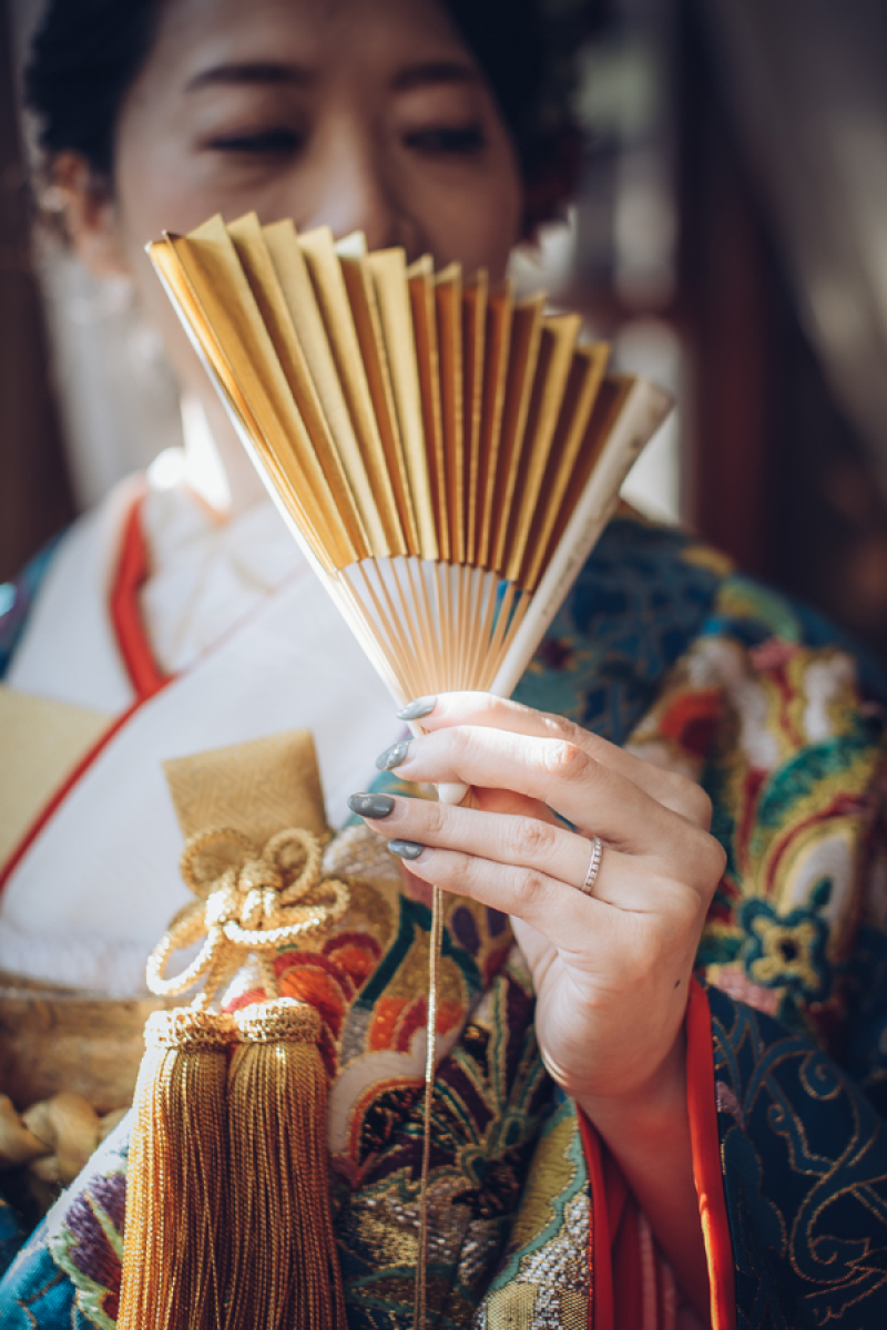 扇子を活かして指輪の写真を